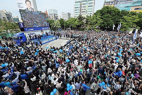 부평역서 지지 호소하는 이재명 후보(인천=연합뉴스) 김주성 기자 = 더불어민주당 이재명 대선 후보가 21일 인천광역시 부평역 북광장에서 열린 집중유세에서 시민들에게 지지를 호소하고 있다. 2025.5.21 [공동취재] utzza@yna.co.kr