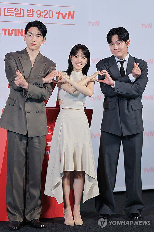 '미지의 서울' 제작발표회(서울=연합뉴스) 류효림 기자 = 배우 박진영(왼쪽부터), 박보영, 류경수가 21일 서울 영등포구 CGV 영등포에서 열린 tvN 드라마 '미지의 서울' 제작발표회에서 포즈를 취하고 있다. 2025.5.21 ryousanta@yna.co.kr