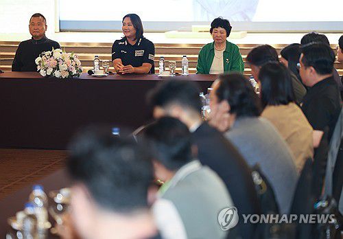 기자간담회 참석한 유해란(서울=연합뉴스) 김성민 기자 = 미국여자프로골프(LPGA) 투어 신설 대회인 블랙 데저트 챔피언십에서 우승을 거둔 유해란(가운데)이 21일 서울 영등포구 CCMM빌딩에서 열린 기자간담회에 참석해 있다. 2025.5.21 ksm7976@yna.co.kr