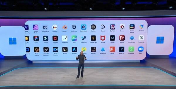 Microsoft의 CEO인 사티아 나델라(Satya Nadella)의 키노트 모습, 우측 최상단에 표시된 Dot Vista 로고.