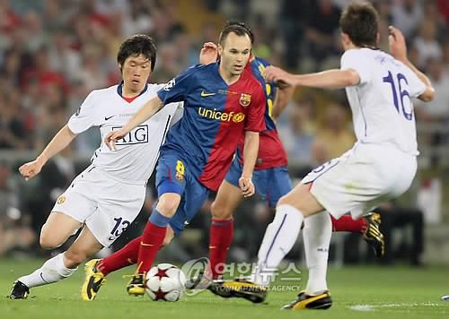 수비하는 박지성이탈리아 로마의 스타디오 올림피코에서 열린 2008-2009 UEFA 챔피언스리그 결승전에서 맨체스터 유나이티드 박지성(왼쪽)이 바르셀로나와 이니에스타의 드리블을 저지하려던 모습.  [연합뉴스 자료사진]
