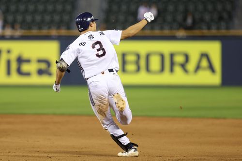역전 만루포 날리고 환호하는 두산의 임종성[두산 제공. 재판매 및 DB 금지]