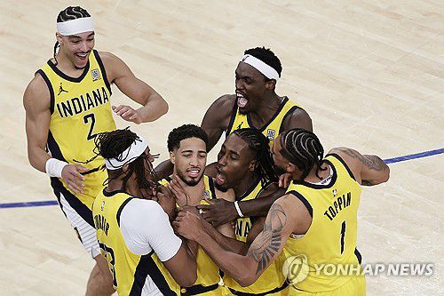 할리버튼의 4쿼터 종료 버저비터에 기뻐하는 인디애나 선수들[AP=연합뉴스]