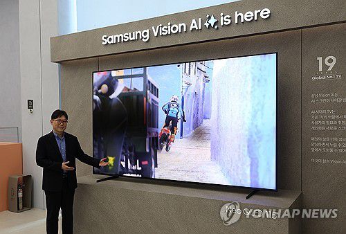 삼성전자 AI TV 소개하는 용석우 사장(서울=연합뉴스) 김성민 기자 =  삼성전자가 7일 서초구 삼성 강남에서 연 신제품 출시 행사 '언박스&디스커버 2025'에서 용석우 사장이 AI TV를 소개하고 있다. 2025.4.7 ksm7976@yna.co.kr