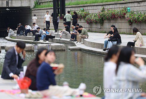 산책 즐기는 직장인들(서울=연합뉴스) 김도훈 기자 = 전국 대부분 낮 기온이 25도 이상을 기록하는 등 초여름 날씨를 보인 20일 서울 청계천에서 직장인 및 시민들이 점심시간을 맞아 산책을 즐기고 있다. 2025.5.20 superdoo82@yna.co.kr