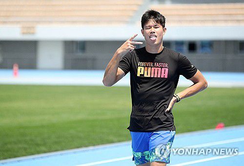 필리핀 장대높이뛰기 스타 어니스트 존 오비에나(구미=연합뉴스) 김현태 기자 = 2025 구미 아시아육상경기선수권대회 개최를 일주일 앞둔 20일. 구미시민운동장에서 필리핀 장대높이뛰기 스타 어니스트 존 오비에나가 훈련 중 익살스러운 표정을 짓고 있다. 2025.5.20 mtkht@yna.co.kr