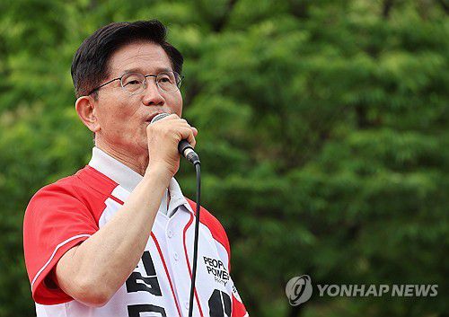 동두천 유세하는 김문수(동두천=연합뉴스) 박동주 기자 = 국민의힘 김문수 대선 후보가 21일 경기 동두천시 지행역 광장에서 유세를 하고 있다. 2025.5.21 pdj6635@yna.co.kr