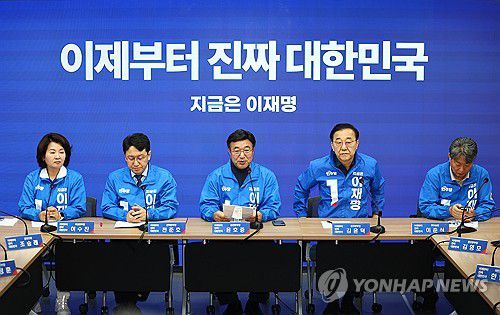 더불어민주당 중앙선대위 총괄본부장단 회의(서울=연합뉴스) 서대연 기자 = 더불어민주당 윤호중 중앙선대위 총괄본부장이 22일 서울 여의도 당사에서 열린 제6차 총괄본부장단회의에서 발언하고 있다. 2025.5.22 dwise@yna.co.kr