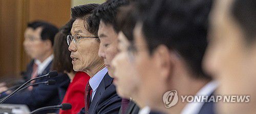 김문수 후보, 한국거래소 찾아 현장 선거대책회의(서울=연합뉴스) 황광모 기자 = 국민의힘 김문수 대선후보가 22일 서울 여의도 한국거래소에서 열린 중앙선거대책위원회 현장 회의에 참석해 주식시장 활성화를 위한 대책을 말하고 있다. 2025.5.22 hkmpooh@yna.co.kr