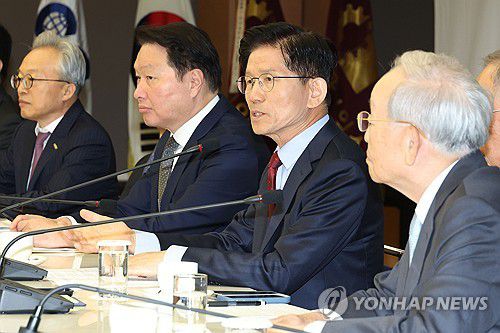 인사말 하는 국민의힘 김문수 대선 후보(서울=연합뉴스) 황광모 기자 = 국민의힘 김문수 대선 후보가 22일 서울 중구 대한상공회의소에서 열린 경제 5단체장 간담회에서 인사말을 하고 있다. 2025.5.22 [공동취재] hkmpooh@yna.co.kr