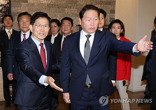 간담회 참석하는 김문수 후보-최태원 회장(서울=연합뉴스) 황광모 기자 = 김문수 국민의힘 대통령 후보와 최태원 대한상의 회장이 22일 서울 중구 대한상공회의소에서 열린 경제 5단체장 간담회에 참석하고 있다. 2025.5.22 [공동취재] hkmpooh@yna.co.kr