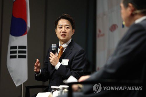 대담 나누는 이준석 후보(서울=연합뉴스) 윤동진 기자 = 개혁신당 이준석 대선 후보가 22일 그랜드하얏트서울에서 열린 주한미국상공회의소(암참) 간담회에서 제임스 김 암참 회장과 대담을 나누고 있다. 2025.5.22 mon@yna.co.kr