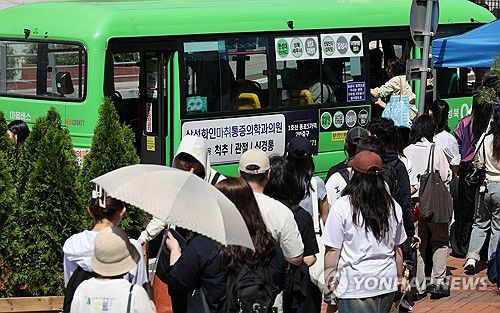 마을버스 멈추면 등하교도 차질(서울=연합뉴스) 이진욱 기자 = 22일 서울 한 대학교 앞에서 학생들이 마을버스 탑승을 위해 줄 서 있다. 서울마을버스운송사업조합은 지난 16일 서울시에 마을버스 요금 인상 등을 요구하는 공문을 보내고, 시가 요구를 수용하지 않으면 운행중단을 검토하겠다고 밝혔다. 2025.5.22 cityboy@yna.co.kr