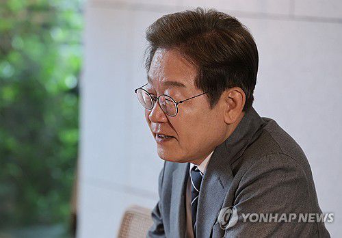 송기인 신부와 차담하는 이재명 후보(양산=연합뉴스) 김인철 기자 = 더불어민주당 이재명 대선 후보가 22일 경남 양산시 소소서원에서 송기인 신부와 차담을 하고 있다. 2025.5.22 yatoya@yna.co.kr