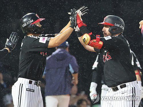 역전 3점포 오스틴(부산=연합뉴스) 강선배 기자 = 22일 부산 사직야구장에서 열린 프로야구 LG 트윈스와 롯데 자이언츠의 경기. 3회 초 1사 후에 LG 오스틴이 좌측 펜스를 넘어가는 3점 홈런을 치고 동료들의 축하를 받고 있다. 2025.5.22 sbkang@yna.co.kr