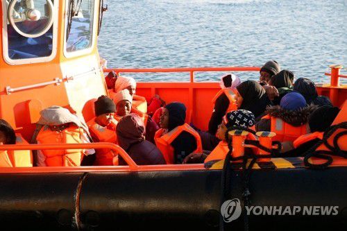 스페인령 자치도시 멜리야 항구에 도착한 구조 난민들[EPA 연합뉴스 자료사진]