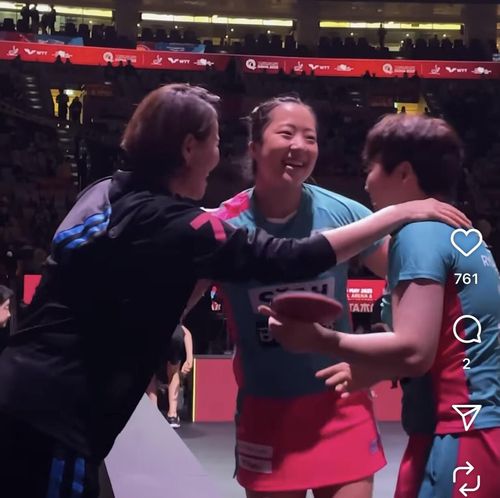 세계탁구선수권 여자복식 4강 진출 후 석은미 감독(왼쪽)과 기뻐하는 신유빈(중앙)[ITTF 방송 화면 캡처. 재판매 및 DB 금지]