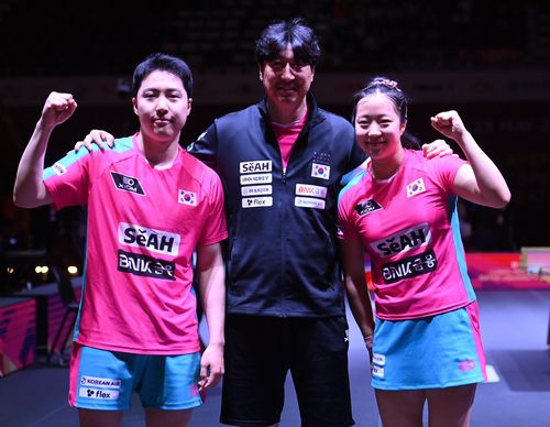 혼합복식 4강에 오른 신유빈(오른쪽)과 함께 한 오상은 감독(중앙)과 임종훈(왼쪽).[대한탁구협회 제공. 재판매 및 DB 금지]