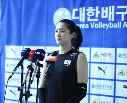 인터뷰하는 여자대표팀의 미들 블로커 이다현[촬영 이동칠]