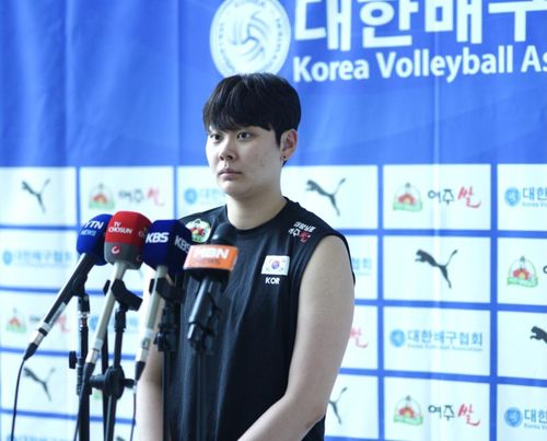 인터뷰하는 여자배구 대표팀의 막내 김다은[촬영 이동칠]