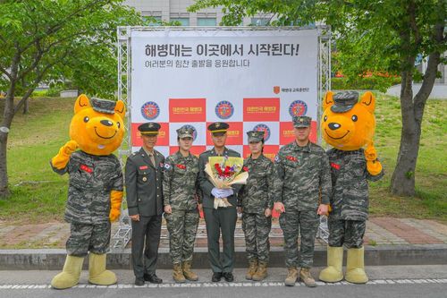 해병대 부사관이 된 신현우 하사와 가족[해병대교육훈련단 제공. 재판매 및 DB 금지]