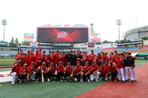 맥브룸과 작별 인사한 SSG 선수단[SSG 랜더스 제공. 재판매 및 DB 금지]