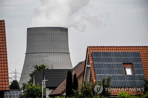 폐쇄된 독일 원전 앞 태양광 발전시설[EPA 연합뉴스 자료사진. 재판매 및 DB 금지]