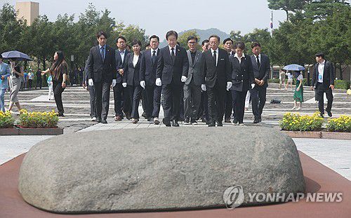 봉하마을 참배(김해=연합뉴스) 김동민 기자 = 더불어민주당 이재명 대표 등 지도부가 8일 오전 경남 김해시 진영읍 봉하마을 노무현 전 대통령 묘역을 참배하며 너럭바위로 향하고 있다.     이 대표는 연임 직후인 지난달 22일 참배할 예정이었나, 이 대표의 코로나19 확진에 따라 이날로 연기됐다. 2024.9.8 image@yna.co.kr