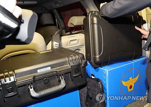 포렌식 장비 옮기는 경찰(서울=연합뉴스) 한상균 기자 = 대통령실 압수수색을 시도한 경찰 비상계엄 특별수사단이 16일 서울 용산 대통령실 청사 민원실 출입구로 나와 포렌식 장비를 옮기고 있다.  2025.4.16 [대통령통신사진기자단] xyz@yna.co.kr