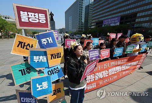 '불평등 해결이 민주주의 완성!'(서울=연합뉴스) 이정훈 기자 = '윤석열 물어가는 범청년행동'이 25일 서울 광화문광장 이순신 장군 동상 앞에서 기자회견을 열고 '불평등 물어가는 범청년행동'으로 단체 명칭 변경 사실을 밝히며 앞으로의 활동 계획과 대선에서 주목해야 할 청년의제 등을 발표하고 있다. 2025.4.25 uwg806@yna.co.kr