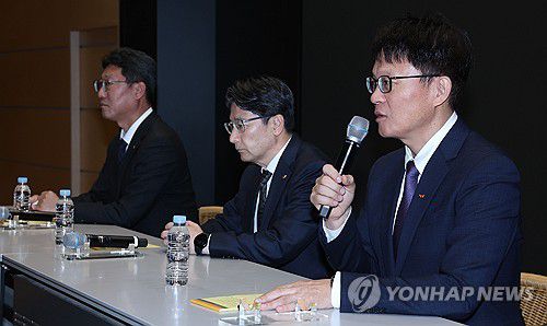 SK텔레콤 해킹 사태 관련 질의응답(서울=연합뉴스) 서명곤 기자 = 김희섭 SKT 커뮤니케이션 센터장(오른쪽부터), 임봉호 SKT MNO 사업부장, 류정환 SKT 네트워크 인프라 센터장(왼쪽부터)이 지난 7일 서울 중구 SK텔레콤 T타워에서 SK텔레콤의 해킹 사고와 관련해 취재진 질문에 답하고 있다. 2025.5.7 [공동취재] seephoto@yna.co.kr