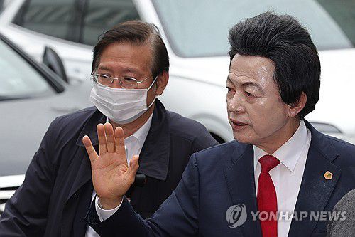 구속 갈림길에 놓인 허경영(의정부=연합뉴스) 임병식 기자 = 16일 오후 경기도 의정부시 가능동 의정부지방법원에서 사기와 정치자금법 위반, 준강제추행 등의 혐의를 받는 허경영 국가혁명당 명예대표(오른쪽)가 구속 전 피의자심문 위해 법정으로 이동하고 있다. 2025.5.16 andphotodo@yna.co.kr