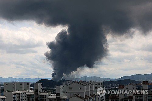 광주 도심 뒤덮은 금호타이어 공장 화재 연기[연합뉴스 자료사진]