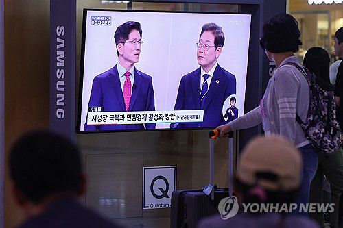 대선 후보 토론회 중계방송 지켜보는 시민들(서울=연합뉴스) 서대연 기자 = 지난 18일 서울역 대합실에서 시민들이 제21대 대선 1차 후보자 토론회 중계방송을 지켜보고 있다. 2025.5.18 dwise@yna.co.kr