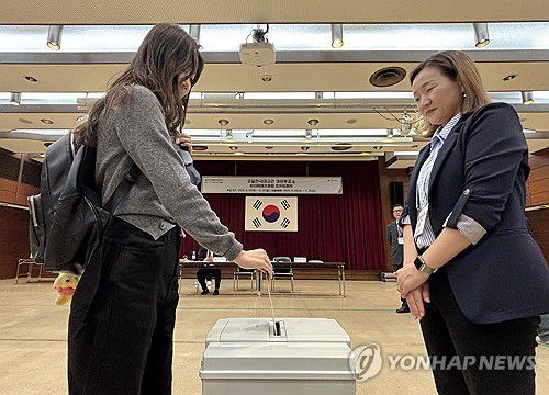 소중한 한표 행사…21대 대선 재외투표 시작(도쿄=연합뉴스) 박상현 특파원 = 제21대 대통령 선거 재외투표 첫날인 지난 20일 일본 도쿄 미나토구 주일한국대사관에 마련된 재외투표소에서 유권자가 투표함에 투표용지를 넣고 있다. 2025.5.20 psh59@yna.co.kr