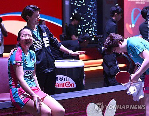 신유빈, 유한나 '환한 미소'(서울=연합뉴스) 신유빈, 유한나가 22일 카타르 도하 루사일 아레나에서 열린 2025 국제탁구연맹(ITTF) 세계선수권대회 여자복식 8강 일본 오도 사츠키 - 요코이 사쿠라와 경기 승리 후 환하게 웃고 있다. 2025.5.23 [사진공동취재단] photo@yna.co.kr