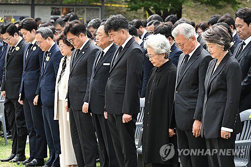 노무현 전 대통령 16주기 추도식(김해=연합뉴스) 김동민 기자 = 문재인 전 대통령과 김정숙 여사, 권양숙 여사와 노 전 대통령 아들 노건호 씨, 우원식 국회의장 등이 23일 경남 김해시 봉하마을에서 열린 고 노무현 전 대통령 16주기 추도식에 참석해 묵념하고 있다. 2025.5.23 [공동취재] image@yna.co.kr