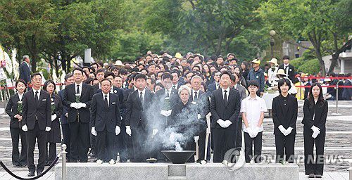 노무현 전 대통령 서거 16주기(김해=연합뉴스) 김동민 기자 = 노무현 전 대통령 서거 16주기인 23일 오후 권양숙 여사, 문재인 전 대통령, 김정숙 여사 등이 경남 김해시 진영읍 봉하마을에서 노 전 대통령을 추모하고 있다. 2025.5.23 image@yna.co.kr