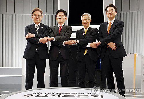 제21대 대통령 선거 2차 후보자 토론회(서울=연합뉴스) 더불어민주당 이재명·국민의힘 김문수·민주노동당 권영국·개혁신당 이준석 대선후보가 23일 서울 영등포구 여의도 KBS 스튜디오에서 열린 제21대 대선 2차 후보자 토론회 시작에 앞서 악수하며 기념 촬영하고 있다. 2025.5.23 [국회사진기자단] photo@yna.co.kr