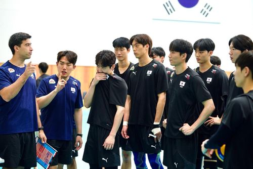 라미레스 감독의 설명을 듣는 이우진(오른쪽에서 2번째)[촬영 이동칠]