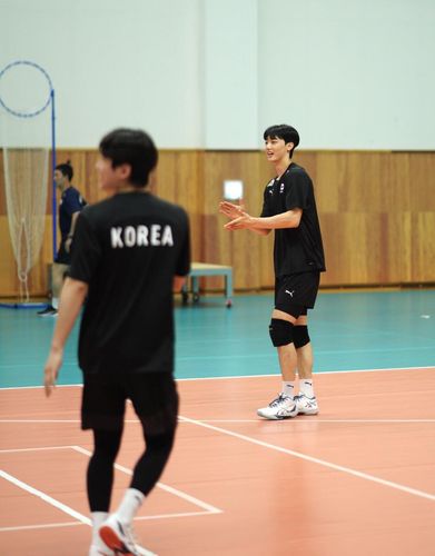 훈련 중 손뼉 치는 이우진(오른쪽)[촬영 이동칠]