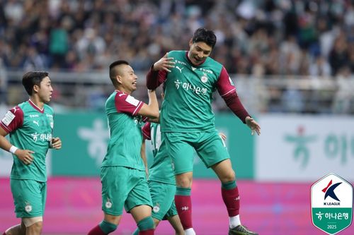 동료들과 골 세리머니 하는 대전 주민규(오른쪽).[한국프로축구연맹 제공. 재판매 및 DB 금지]