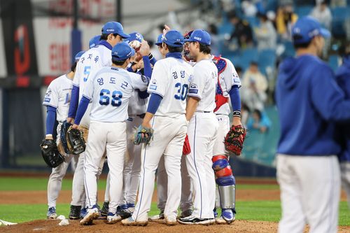 24일 KIA전 승리 후 기뻐하는 삼성 선수단.[삼성 라이온즈 제공. 재판매 및 DB 금지]