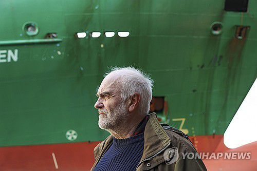 "컨테이너선이 왜 내 집 앞에"(트론헤임 AP=연합뉴스) 2025년 5월 22일(현지시간) 노르웨이 트론헤임에 있는 요한 헬베르그 씨의 주택 앞마당에 길이 135ｍ인 컨테이너선 'NCL 살텐'(사진 배경)이 좌초했다. (Jan Langhaug/NTB Scanpix via AP) 2025.5.24.