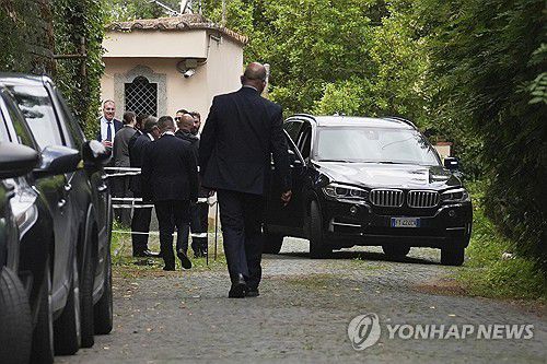 미국·이란, 로마에서 5차 핵협상(로마 AP=연합뉴스) 미국과 이란의 핵협상 대표단이 23일(현지시간) 이탈리아 로마에 있는 오만 대사관에 도착하고 있다. 2025.05.23 photo@yna.co.kr