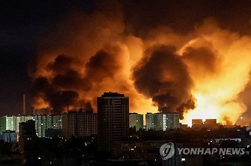 24일(현지시간) 러시아의 드론 공격으로 화재가 발생한 우크라이나 수도 키이우 모습 [로이터 연합뉴스]