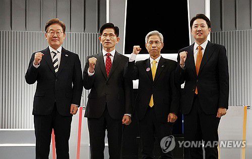제21대 대선 2차 후보자 토론회(서울=연합뉴스) 더불어민주당 이재명·국민의힘 김문수·민주노동당 권영국·개혁신당 이준석 대선후보가 23일 서울 영등포구 여의도 KBS 스튜디오에서 열린 제21대 대선 2차 후보자 토론회 시작에 앞서 기념 촬영하고 있다. 2025.5.23 [국회사진기자단] photo@yna.co.kr