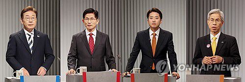 제21대 대선 2차 후보자 토론회 준비하는 후보들(서울=연합뉴스) 더불어민주당 이재명·국민의힘 김문수·개혁신당 이준석·민주노동당 권영국 대선후보가 23일 서울 여의도 KBS 스튜디오에서 열린 제21대 대선 2차 후보자 토론회를 준비하고 있다. 2025.5.23 [국회사진기자단] photo@yna.co.kr
