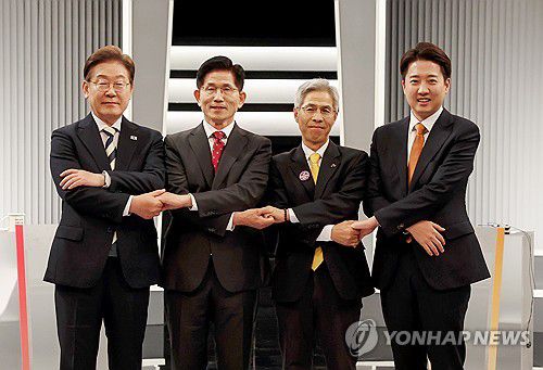 제21대 대선 2차 후보자 토론회 앞두고(서울=연합뉴스) 더불어민주당 이재명·국민의힘 김문수·민주노동당 권영국·개혁신당 이준석 대선후보가 23일 서울 영등포구 여의도 KBS 스튜디오에서 열린 제21대 대선 2차 후보자 토론회 시작에 앞서 기념 촬영하고 있다. 2025.5.23 [국회사진기자단] photo@yna.co.kr