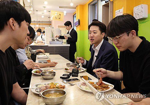 식사하며 대화하는 이준석 후보(서울=연합뉴스) 서명곤 기자 = 개혁신당 이준석 대선 후보가 24일 서울 동작구 한 한식 뷔페식당에서 공시생들과 식사를 하며 대화하고 있다. 2025.5.24     seephoto@yna.o.kr
